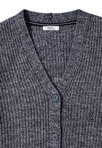 Neulecardigan tummansinisena ja harmaana, V-kaula-aukolla, jossa on kaksi nappia ja teksturoitu ribsikuvio. Brändilogo näkyvissä kaula-alueella.