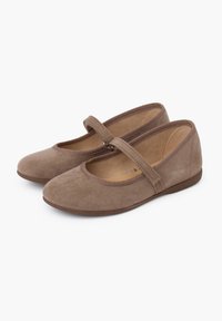 Braune Wildleder-Ballettflats mit runder Zehenpartie, elastischem Riemen und flacher Gummisohle. Glatte Textur und schlichtes Design.