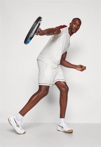 Fila STRIPES JASCHA - Αθλητικό μπλουζάκι - white alyssum/cabernet