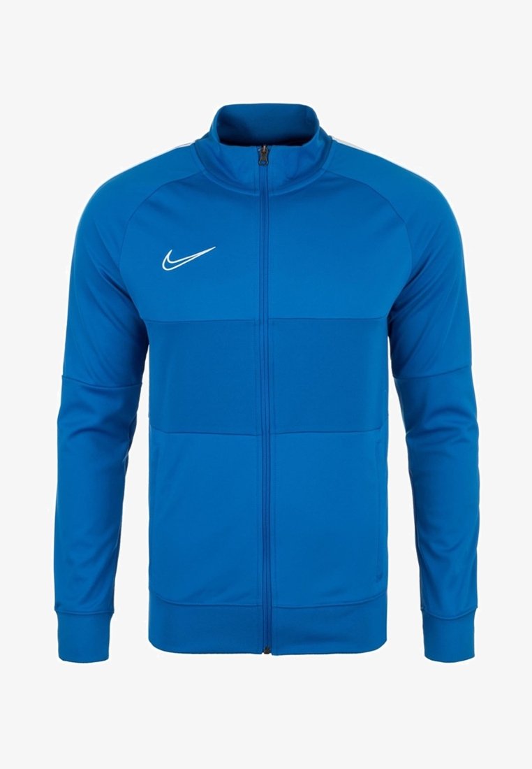 Modrá zipová bunda Nike s dlouhými rukávy, vysokým límcem a bílým logem. Má hladkou texturu a kontrastní design panelů.