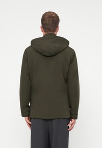 Tmavozelená bunda s kapucňou, hladkej textúry, s jednoduchým dizajnom a elastickými manžetami. Bez viditeľného kovania alebo vzorov.