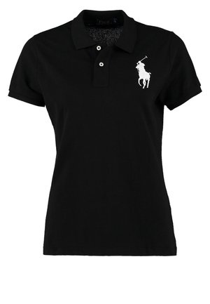 Polo noir à manches courtes avec deux boutons sur le devant et logo de joueur de polo brodé en blanc sur la poitrine gauche.