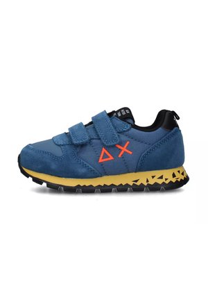 Sneaker blu in suede con strap in velcro, caratterizzati da un logo arancione e una suola gialla texturizzata con un motivo geometrico.