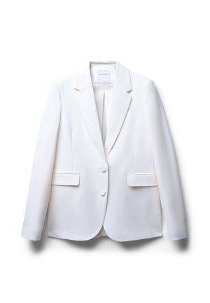Blazer bianco con un design strutturato, rever a punta, due tasche frontali e due bottoni. Tessuto liscio con una finitura raffinata.
