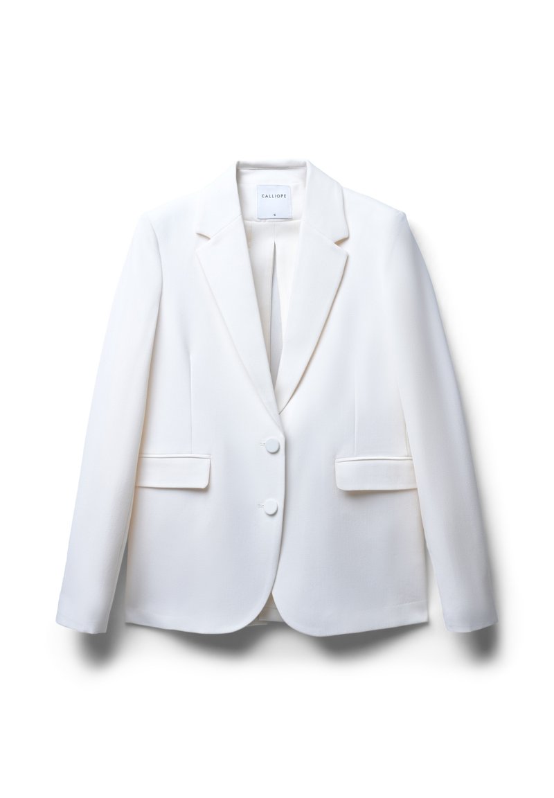 Blazer bianco con un design strutturato, rever a punta, due tasche frontali e due bottoni. Tessuto liscio con una finitura raffinata.
