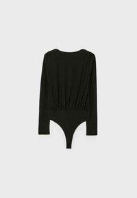 Crni bodysuit dugih rukava izrađen od mekog materijala, s naboranim pojasom, okruglim izrezom i donjim dijelom u obliku tanga za minimalnu pokrivenost.