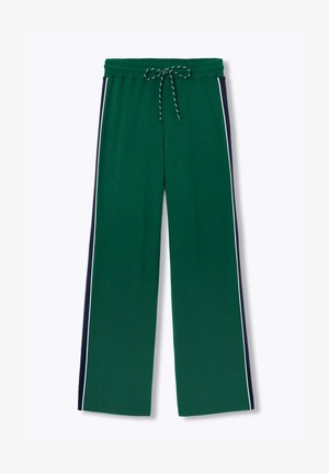 Pantalon de survêtement vert à jambes larges avec des panneaux latéraux bleu marine et un liseré blanc, taille élastique avec cordon noir et blanc.