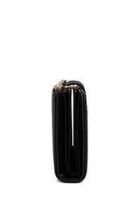 Portafoglio in pelle nera con un design compatto, dotato di accessori in oro, numerose fessure per carte e una chiusura con zip, che mostra una texture liscia.
