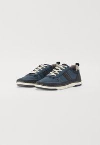 Baskets navy blue pour hommes, fabriquées en mesh et en suède, avec des lacets crème, des détails texturés et une semelle blanche contrastante.