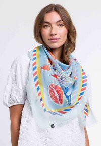 Lichtblauwe sjaal met bloemen- en hartpatronen, omzoomd door levendige rode, gele en blauwe strepen; gemaakt van een zachte, doorzichtige stof.