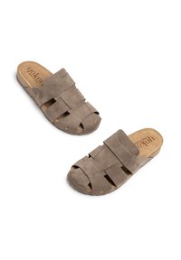 Sandalias de piel gris tipo slide con punta abierta, que presentan tiras trenzadas y una plantilla de corcho. La suela tiene textura para mayor agarre.