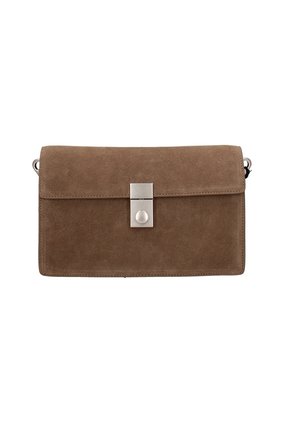 Sac à main en daim marron de forme rectangulaire, avec un fermoir en argent et une texture lisse. Comprend une attache pour une bandoulière.