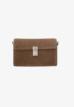 Bruin suède clutch bag met een rechthoekige vorm, voorzien van een zilveren sluiting en een gladde textuur. Inclusief een bevestiging voor een schouderriem.