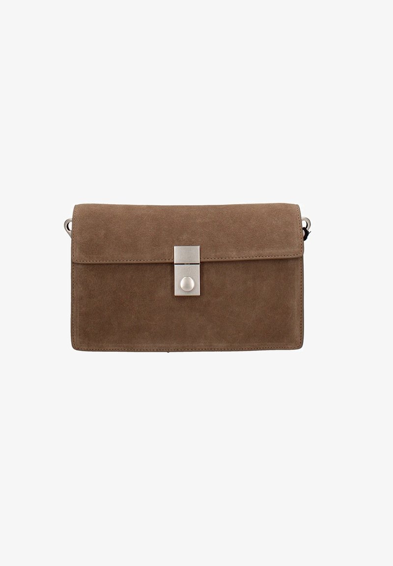 Bruin suède clutch bag met een rechthoekige vorm, voorzien van een zilveren sluiting en een gladde textuur. Inclusief een bevestiging voor een schouderriem.
