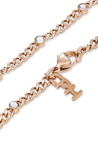 Bracciale a catena color oro rosa con chiusura a moschettone, arricchito da pietre preziose trasparenti e un ciondolo con le lettere "GPH".