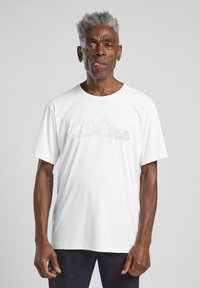 Witte t-shirt met korte mouwen en een subtiele bergafbeelding in lichtgrijs. Gemaakt van zachte stof, met een ronde halslijn en een losse pasvorm.