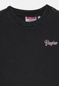 Sort T-shirt lavet af blød bomuld, med almindelig halsudskæring og et subtilt pink "Vingino" logo på brystet, med en let slidt tekstur.