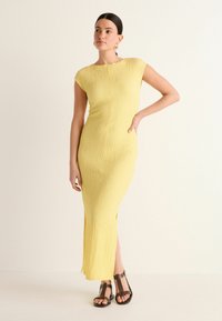 Next - TEXTURED COLUMN REGULAR FIT - Vestito di maglina - lemon yellow Immagine in miniatura 1