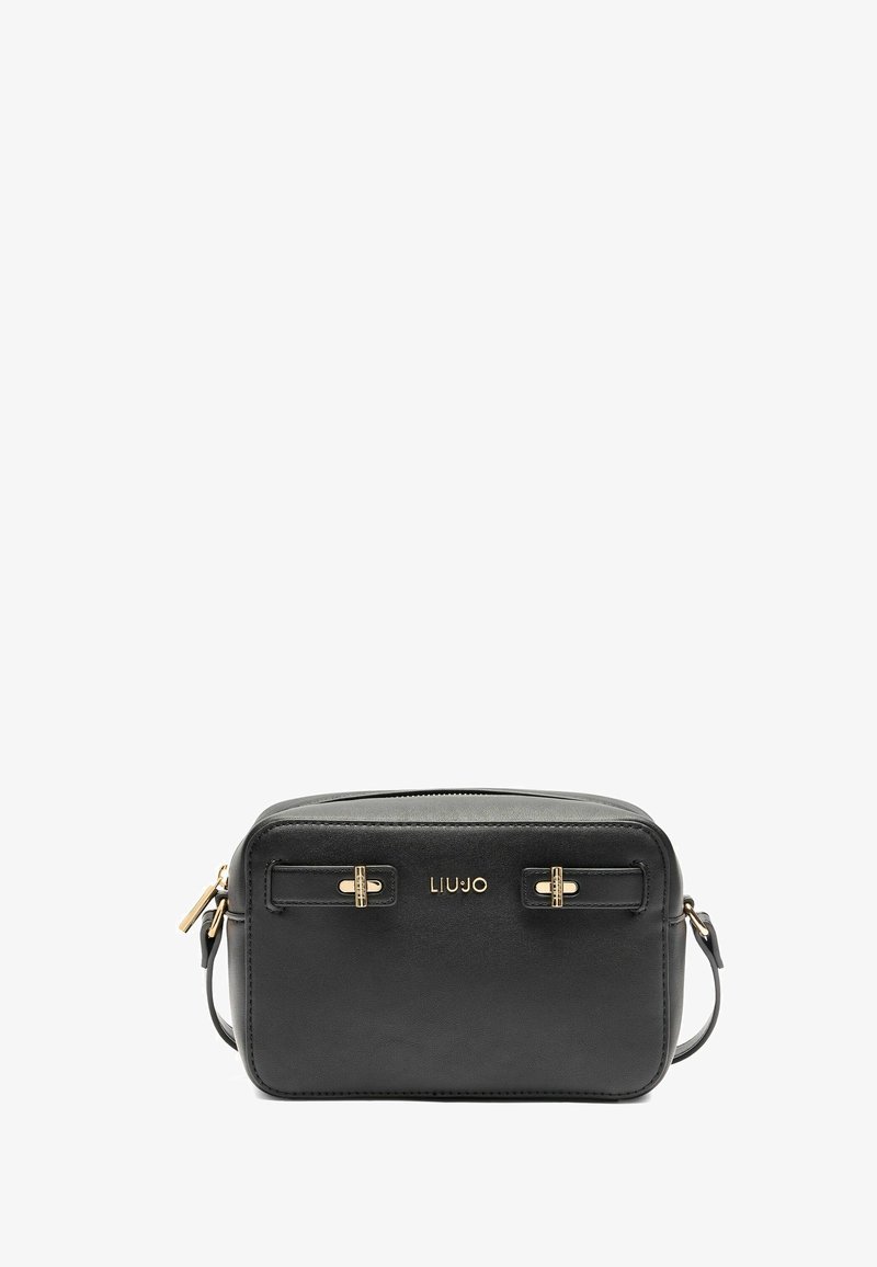Bolso cruzado de cuero negro con acentos en tono dorado, forma rectangular y correas delanteras dobles. Cuenta con un cierre de cremallera y una correa ajustable.