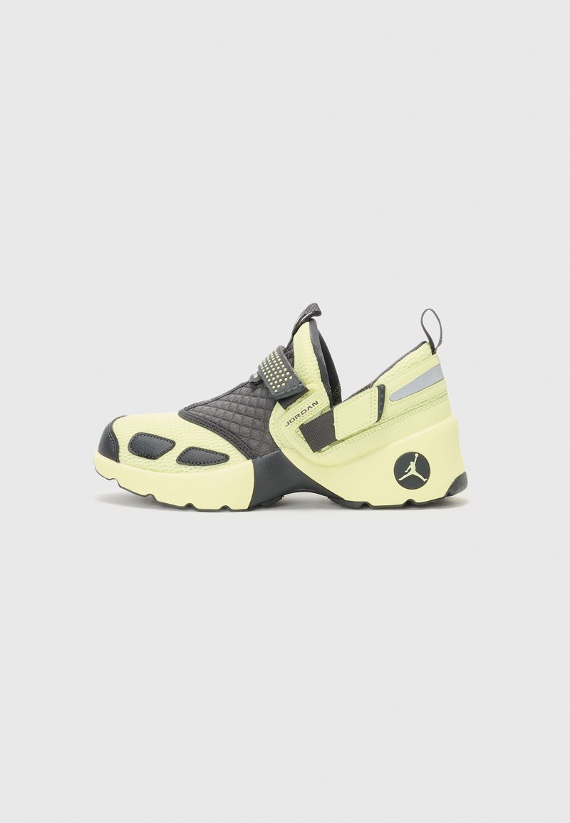 Gul og svart Jordan slip-on sneaker med kviltet overdel, justerbar stropp, og Jumpman-logo på hælen.