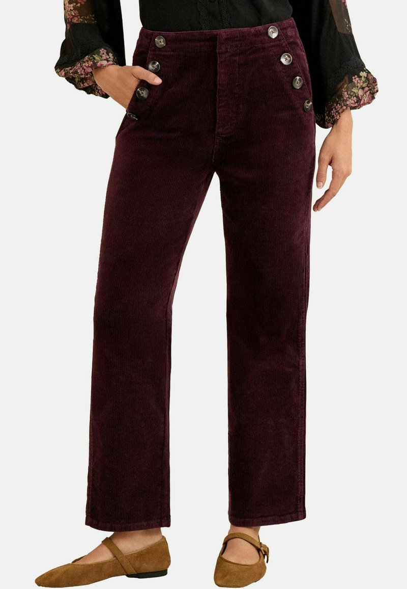 Bordeaux corduroy broek met een rechte pijp, voorkruiszakken en decoratieve knopen op de hoge taille. Zachte textuur met verticale ribbels.