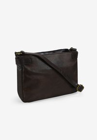 Bolso cruzado de cuero marrón oscuro con cierre de cremallera, correa ajustable y diseño minimalista. Textura suave con un brillo sutil.