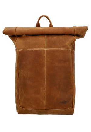 Brązowy skórzany plecak na górze z teksturowanym wykończeniem, kwadratowy kształt, widoczne szwy, uchwyt na górze oraz wytłoczone logo.