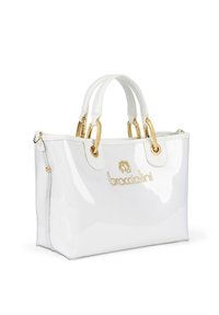Glänzende weiße Handtasche mit goldenen Hardware-Elementen, ausgestattet mit zwei obereren Tragegriffen und einem Reißverschluss. Zeigt das Markenlogo auf der Vorderseite.