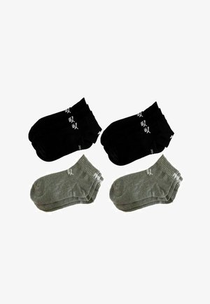 Zwei Paar schwarze Knöchelsocken und zwei Paar graue Knöchelsocken, jeweils gestapelt und mit Markenlogos sowie Größenangaben sichtbar.
