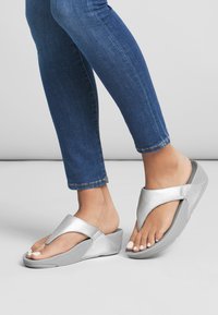 FitFlop Sandalai su T formos dirželiu - silver