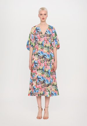 Rochie cu imprimeu floral, decolteu în formă de V și mâneci bufante. Prezintă culori vibrante, inclusiv roz, albastru, verde și maro. Lungime până la jumătatea gambei.