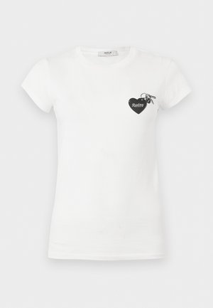 Bijela majica kratkih rukava s malim crnim srcem i ključem na lijevoj strani prsnog koša, s natpisom "Replay Resort."