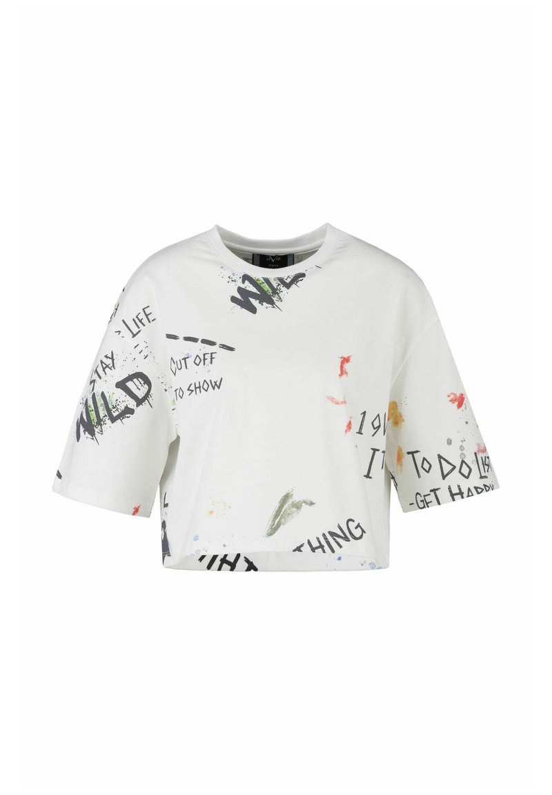 Witte cropped t-shirt met korte mouwen, versierd met kleurrijke graffiti-achtige tekst en spetterpatronen in zwart, groen, rood en geel.
