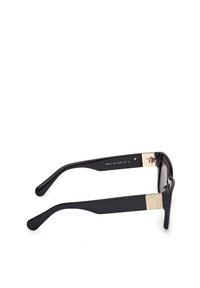 Gafas de sol negras con un acabado brillante, herrajes en dorado en las varillas y lentes oscuros, con un diseño plano y rectangular.
