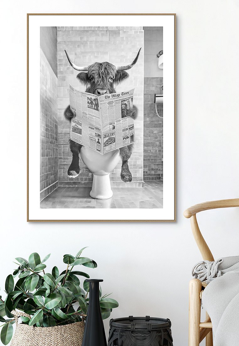Eine humorvolle Schwarz-Weiß-Illustration einer Highland-Cow, die auf einer weißen Toilette sitzt und eine Zeitung liest. Die umgebenden Fliesen sind hellbraun.