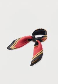 Selyemsál piros-fekete mintával, arany díszítéssel és csíkokkal. Puha tapintású, hurkában megkötve, két keskenyedő végződéssel.
