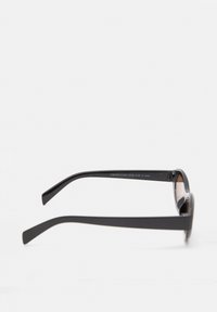 Ochelari de soare negri cu un design elegant, având lentile închise la culoare și brațe drepte. Detaliile notabile includ text gravat pe brațul interior și un finisaj lucios.