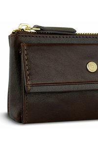 Portefeuille en cuir marron avec fermeture éclair, poche à rabat extérieure et accents en matériel doré. La texture est lisse avec des coutures visibles.