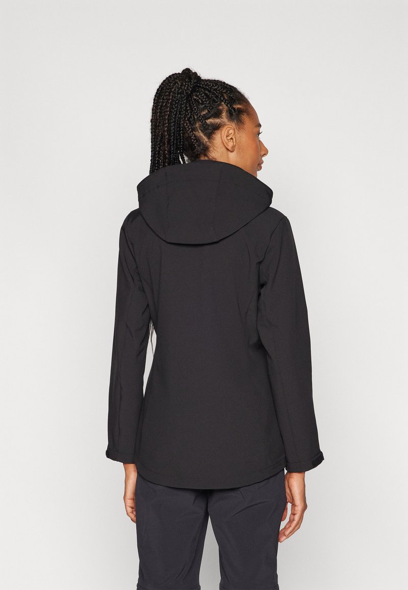 Schwarze Außenswear-Jacke mit Kapuze, die eine glatte Textur und eine taillierte Passform aufweist. Sichtbare Nähte und umgekrempelte Bündchen an den Ärmeln.