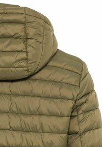 Olivgrüne Daunenjacke mit Kapuze, mit gestepptem Muster und genähten Linien für Details zur Isolierung. Die Rückansicht zeigt die Konturen der Kapuze.
