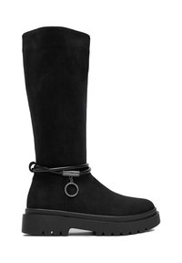 Czarny zamszowy kozaki sięgające kolan z grubą podeszwą, ozdobione czarnym, okrągłym akcentem i paskiem wokół kostki.