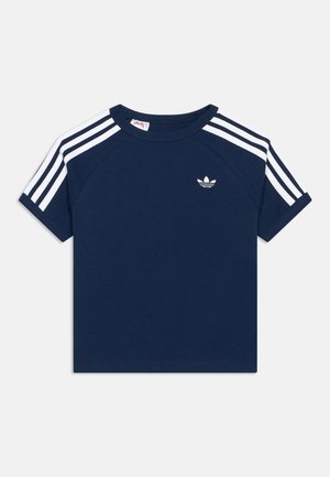 Tumesinine lühikeste varrukatega spordisärk, millel on valged kolmekordsed triibud õlgadel ja väike valge Adidas logo rinnal.