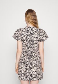 Vestido com padrão floral e mangas curtas bufantes. A cor base é rosa claro, apresentando um design abstrato em preto e creme. Silhueta até o joelho.