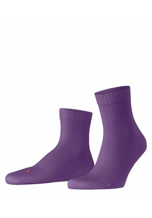 Paar schlichte violette Knöchelsocken mit geripptem Bund, nebeneinander auf weißem Hintergrund gezeigt.