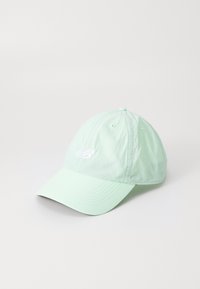 Căciulă de baseball verde deschis de la New Balance, cu margine curbată și logo brodat pe față, expusă pe un fundal alb.
