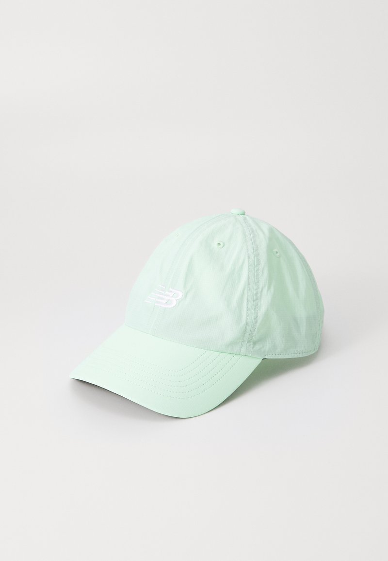 Căciulă de baseball verde deschis de la New Balance, cu margine curbată și logo brodat pe față, expusă pe un fundal alb.