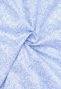 Lichtblauwe stof met een paisleypatroon in verschillende tinten blauw, een gladde textuur en een gedraaide vorm die de patroon details benadrukt.