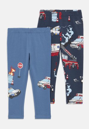 Zwei Paare Kinderleggings: eine in Blau mit Polizeiautos und einem Stoppschild; die andere in Dunkelblau mit Feuerwehrfahrzeugen und Rauchmustern.