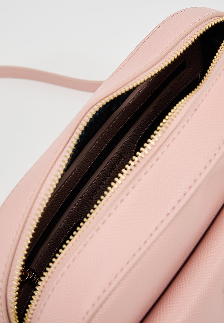 Borsa a mano in pelle rosa con superficie texture, dotata di una cerniera dorata e scomparti in tessuto marrone scuro. L'interno include porta carte.