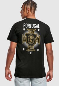 Sort bomulds t-shirt med et guld- og hvidt Portugal grafisk design med et skjold og året "2024" på ryggen. Korte ærmer, normal pasform.